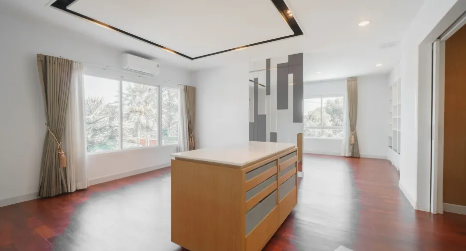 For sale and for rent 5 bedrooms house in Saphan Sung, Bangkok