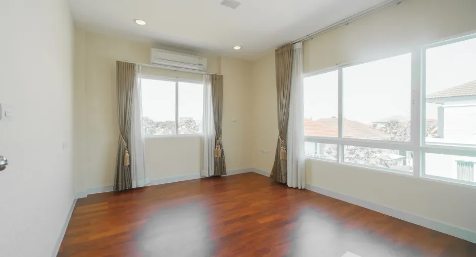For sale and for rent 5 bedrooms house in Saphan Sung, Bangkok