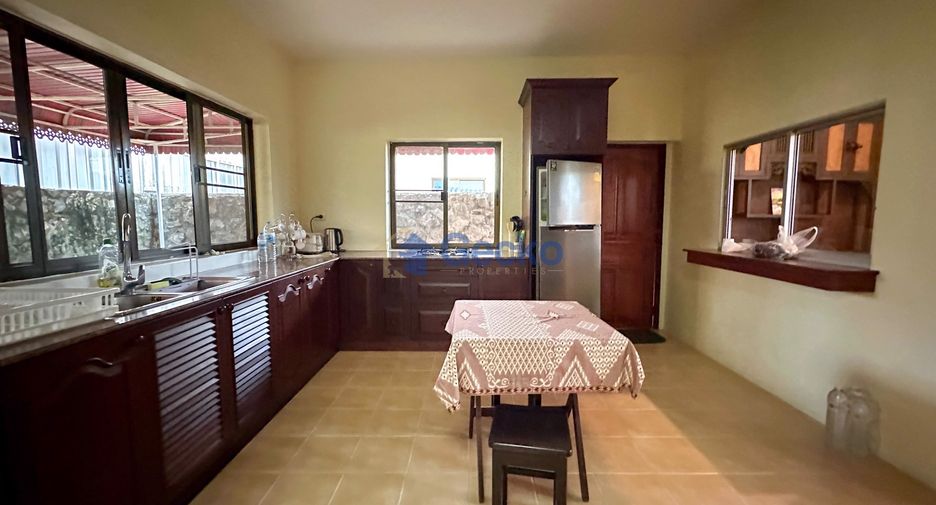 For sale 4 bedrooms house in East Pattaya, Pattaya