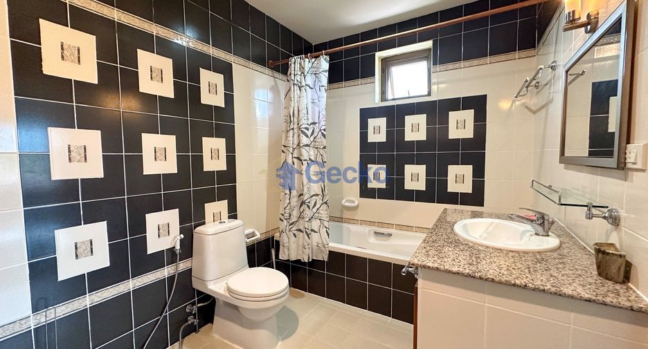 For sale 4 bedrooms house in East Pattaya, Pattaya