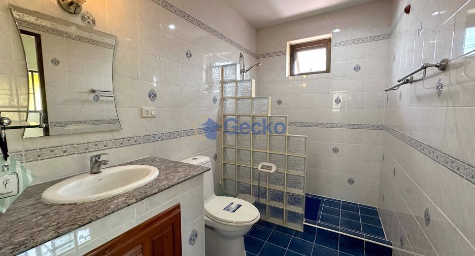 For sale 4 bedrooms house in East Pattaya, Pattaya