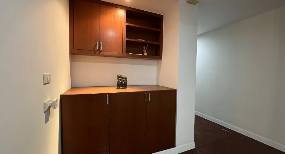 For rent 3 bedrooms condo in Khlong Toei, Bangkok