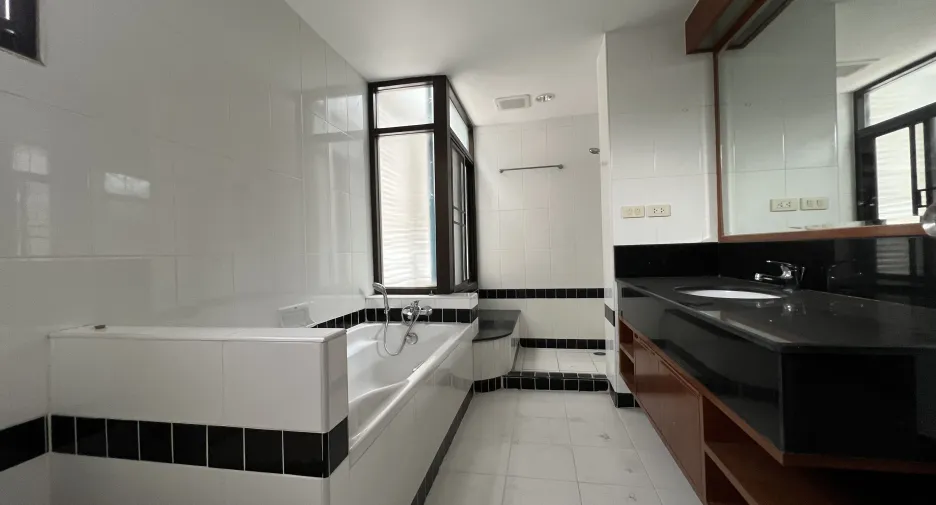 For rent 3 bedrooms condo in Khlong Toei, Bangkok