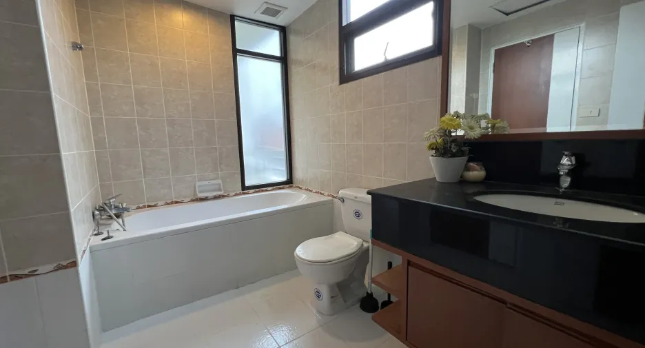 For rent 3 bedrooms condo in Khlong Toei, Bangkok