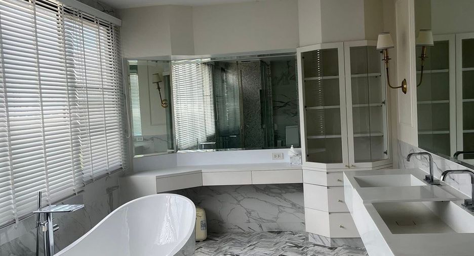For rent 3 bedrooms house in Watthana, Bangkok