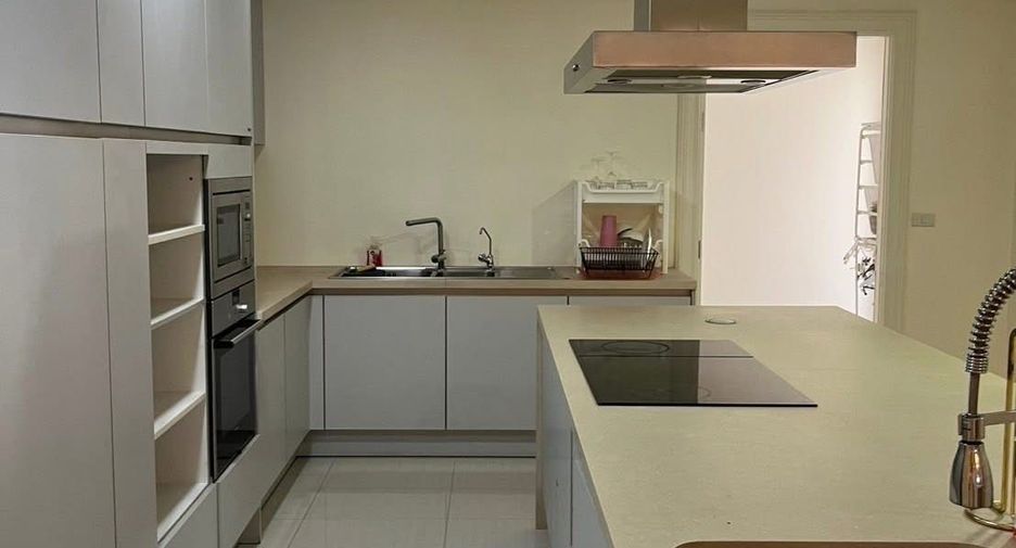 For rent 3 bedrooms house in Watthana, Bangkok