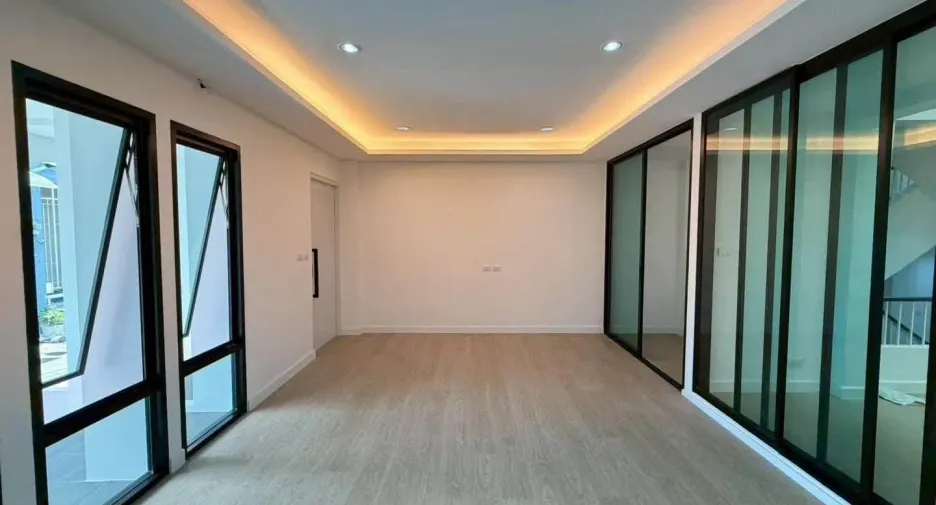 Reihenhaus zum Kauf mit 4 Zimmer in Watthana, Bangkok