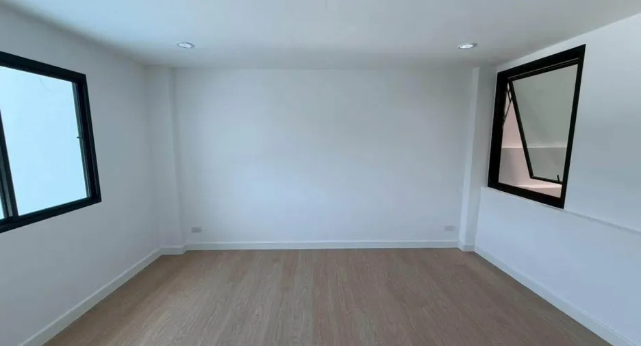 Reihenhaus zum Kauf mit 4 Zimmer in Watthana, Bangkok