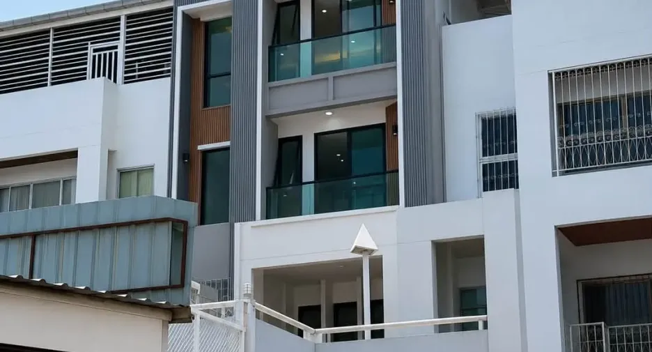 Reihenhaus zum Kauf mit 4 Zimmer in Watthana, Bangkok