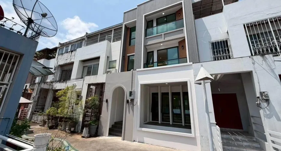 Reihenhaus zum Kauf mit 4 Zimmer in Watthana, Bangkok