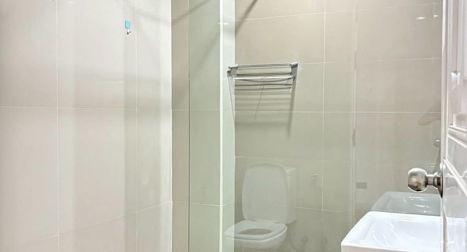 Reihenhaus zur Miete mit 2 Zimmer in Phra Khanong, Bangkok