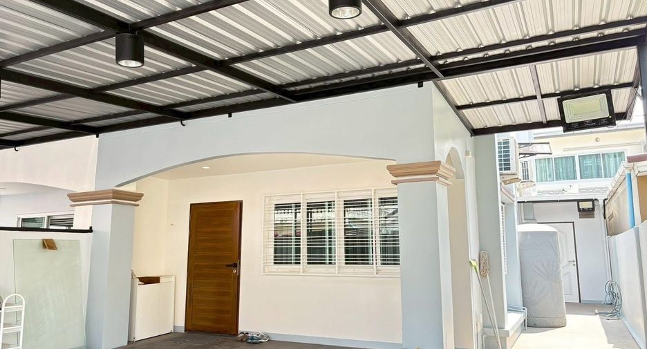 Reihenhaus zur Miete mit 2 Zimmer in Phra Khanong, Bangkok