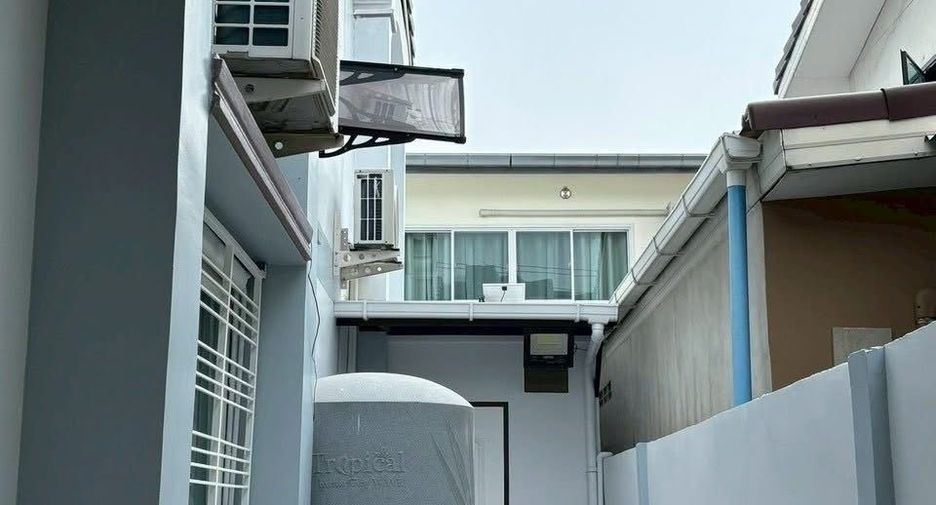 Reihenhaus zur Miete mit 2 Zimmer in Phra Khanong, Bangkok