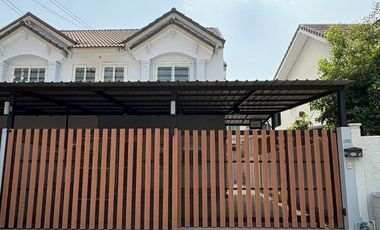 Reihenhaus zur Miete mit 2 Zimmer in Phra Khanong, Bangkok