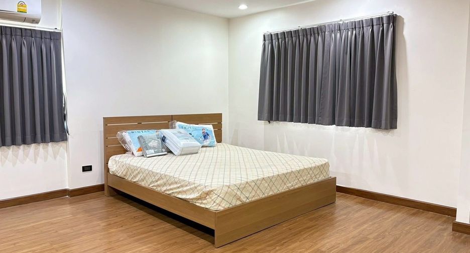 Reihenhaus zur Miete mit 2 Zimmer in Phra Khanong, Bangkok