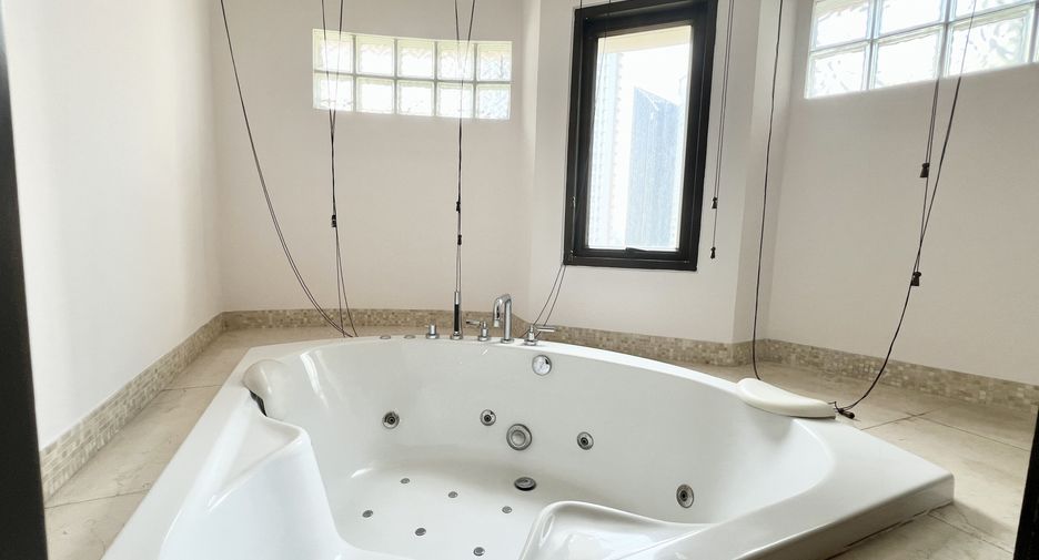 For sale 2 bedrooms condo in Watthana, Bangkok