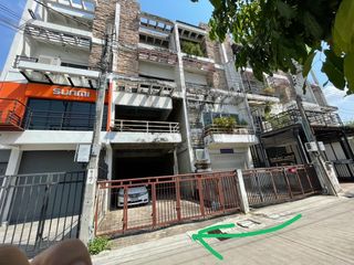 For sale 5 bedrooms house in Wang Thonglang, Bangkok