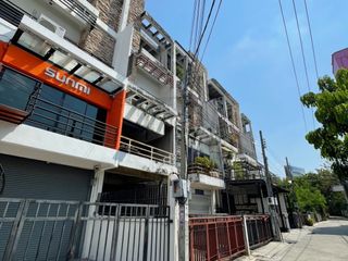 For sale 5 bedrooms house in Wang Thonglang, Bangkok