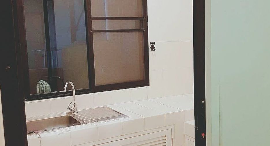 For rent 3 bedrooms townhouse in Thung Khru, Bangkok