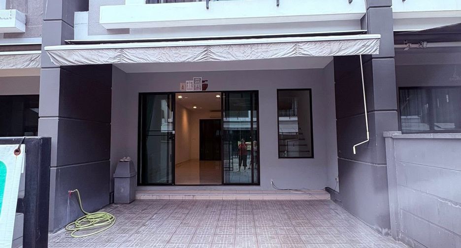 For rent 3 bedrooms townhouse in Thung Khru, Bangkok