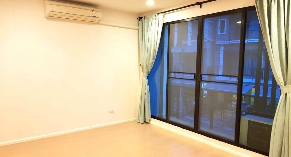 For rent 3 bedrooms townhouse in Thung Khru, Bangkok