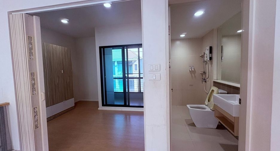 For rent 3 bedrooms townhouse in Thung Khru, Bangkok