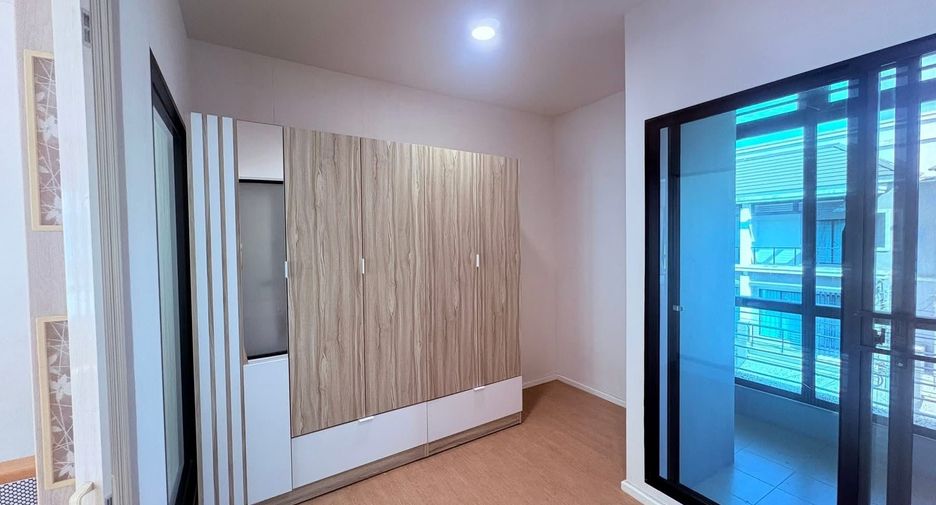 For rent 3 bedrooms townhouse in Thung Khru, Bangkok