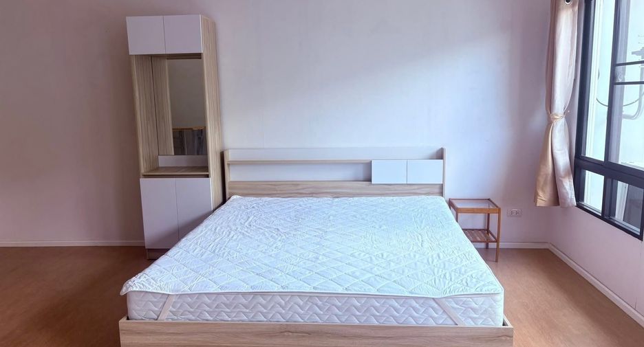 For rent 3 bedrooms townhouse in Thung Khru, Bangkok