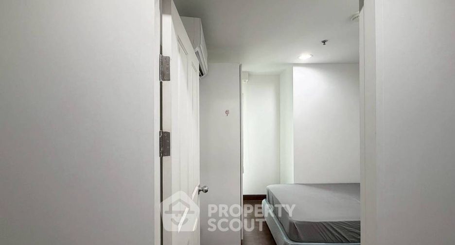 For rent 2 bedrooms condo in Huai Khwang, Bangkok