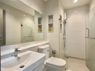 Condo en alquiler de 2 habitaciones en Huai Khwang, Bangkok