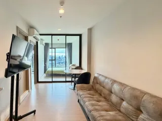Condo en alquiler de 2 habitaciones en Huai Khwang, Bangkok