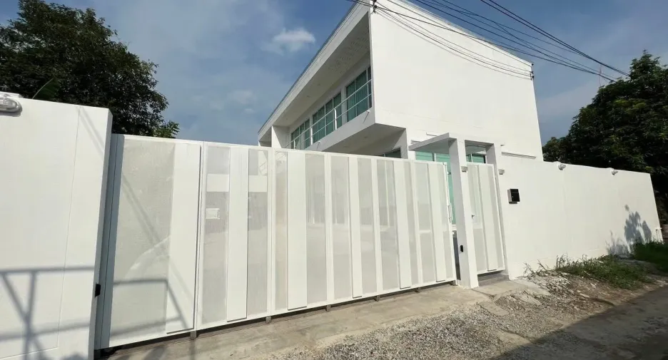 ขาย และ ให้เช่า 5 ห้องนอน บ้านเดี่ยว ใน ลาดกระบัง, กรุงเทพฯ