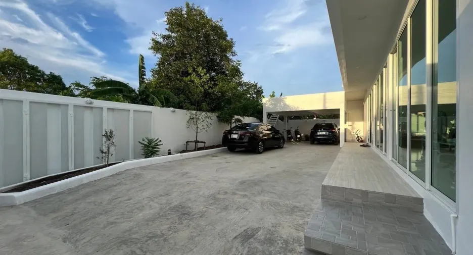 ขาย และ ให้เช่า 5 ห้องนอน บ้านเดี่ยว ใน ลาดกระบัง, กรุงเทพฯ