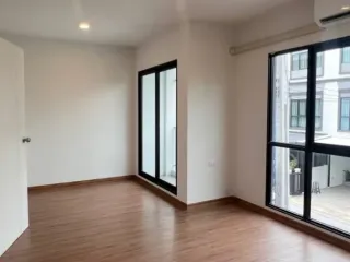 Продажа и аренда 4 спальни таунхаус в Mueang Samut Prakan, Самутпракан