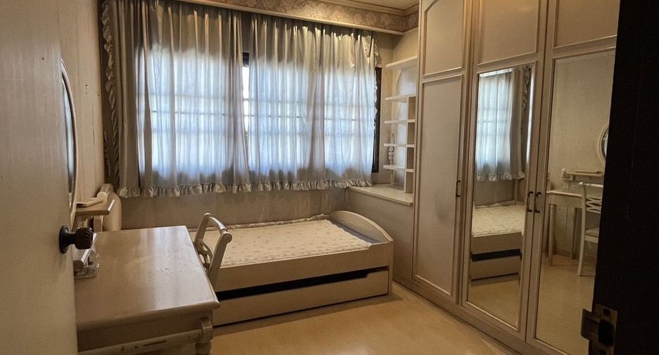 For sale 4 ベッドルーム house in Bang Phlat, Bangkok