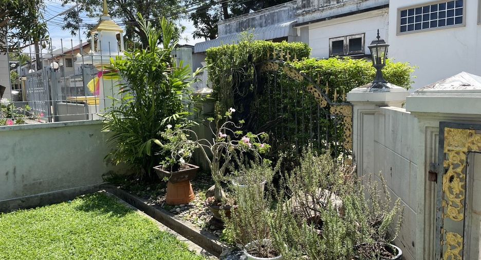 For sale 4 ベッドルーム house in Bang Phlat, Bangkok