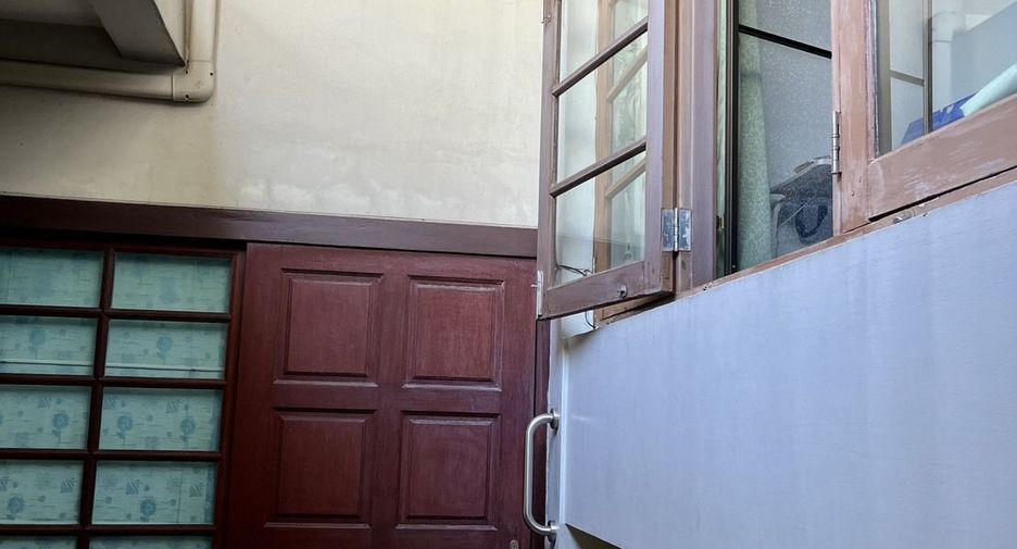 For sale 4 ベッドルーム house in Bang Phlat, Bangkok