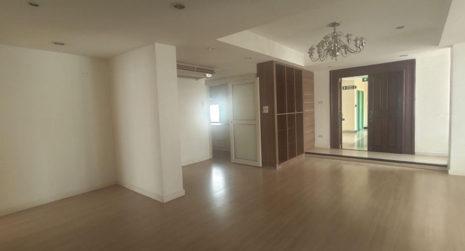 À louer 3 chambres condo à Khlong Toei, Bangkok