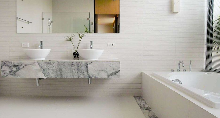 For rent 4 bedrooms house in Watthana, Bangkok