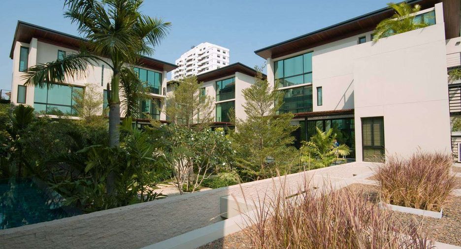 For rent 4 bedrooms house in Watthana, Bangkok