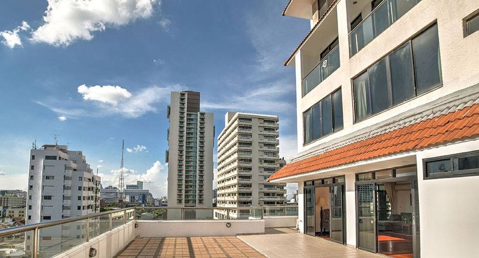 For rent 2 bedrooms condo in Watthana, Bangkok