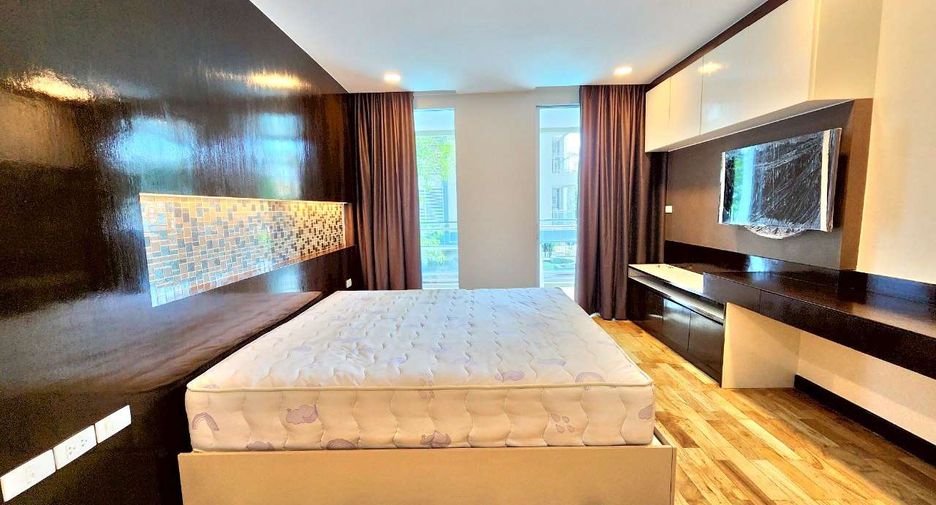For rent 3 bedrooms condo in Watthana, Bangkok