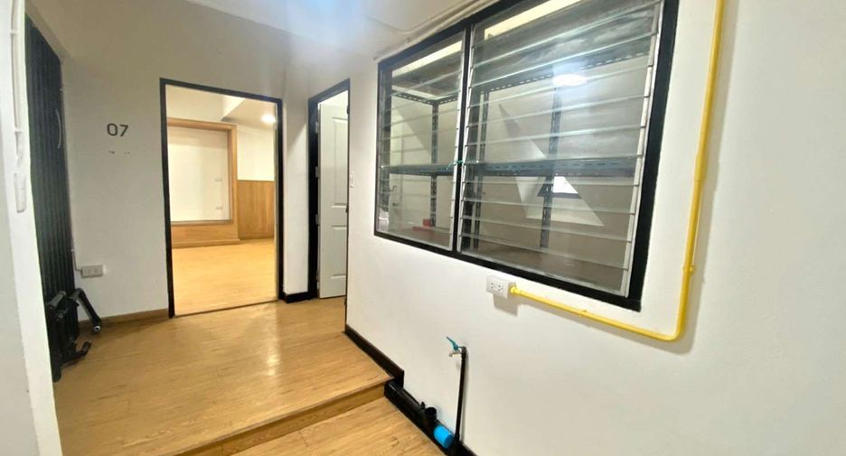 For rent 5 bedrooms townhouse in Watthana, Bangkok