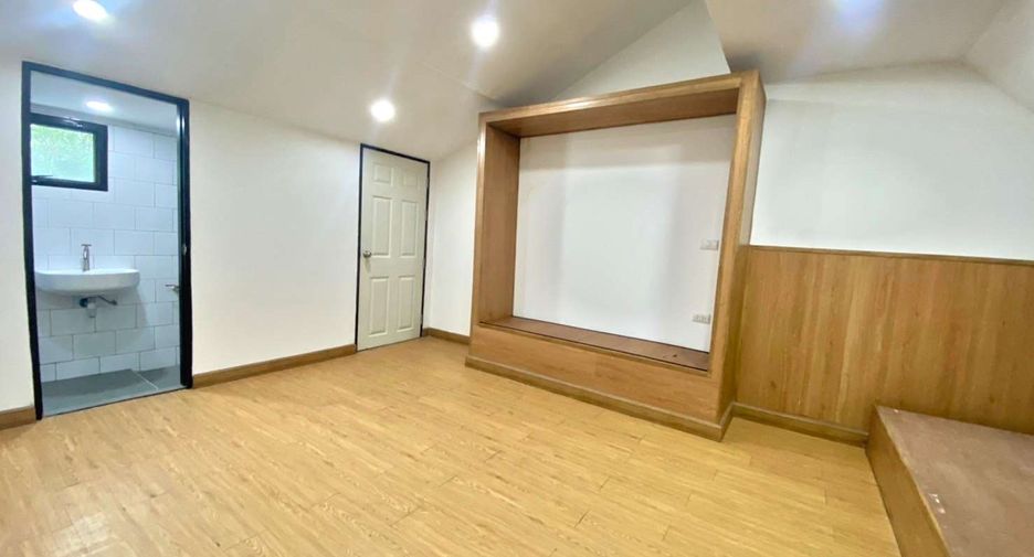 For rent 5 bedrooms townhouse in Watthana, Bangkok