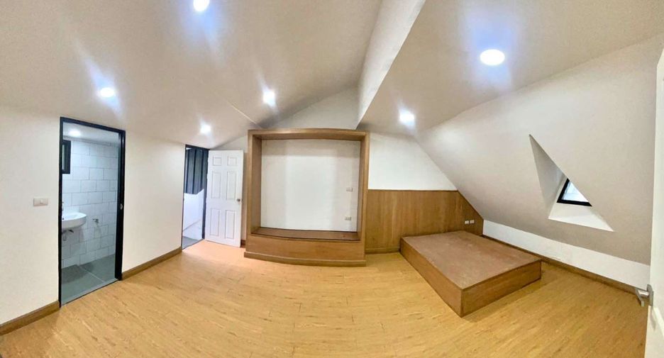 For rent 5 bedrooms townhouse in Watthana, Bangkok