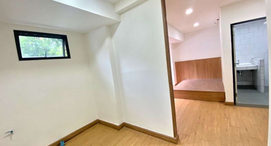 For rent 5 bedrooms townhouse in Watthana, Bangkok
