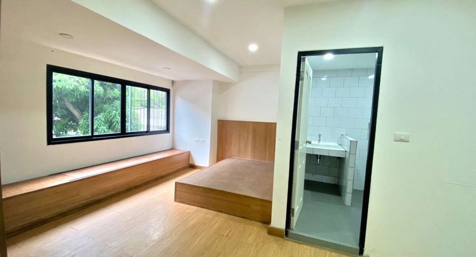 For rent 5 bedrooms townhouse in Watthana, Bangkok