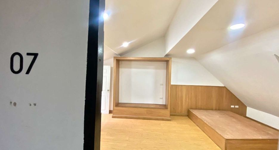 For rent 5 bedrooms townhouse in Watthana, Bangkok