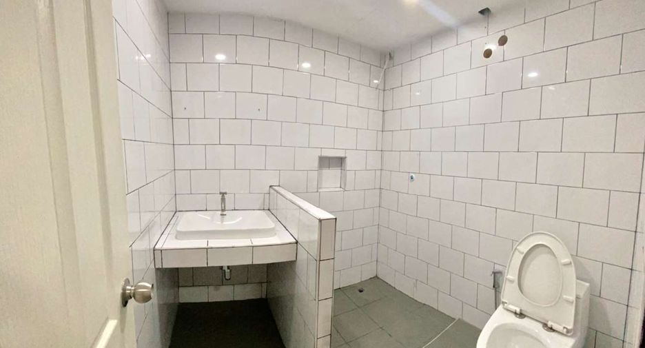For rent 5 bedrooms townhouse in Watthana, Bangkok
