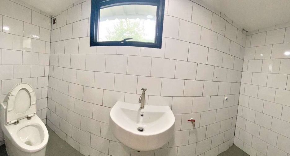 For rent 5 bedrooms townhouse in Watthana, Bangkok